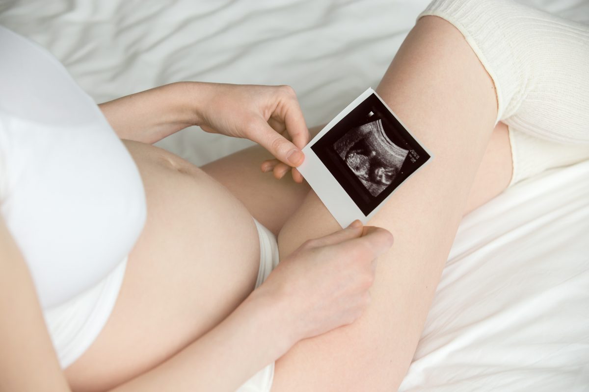 Kobieta oglądająca zdjęcie dziecka po usg wiedząca czym jest embrion