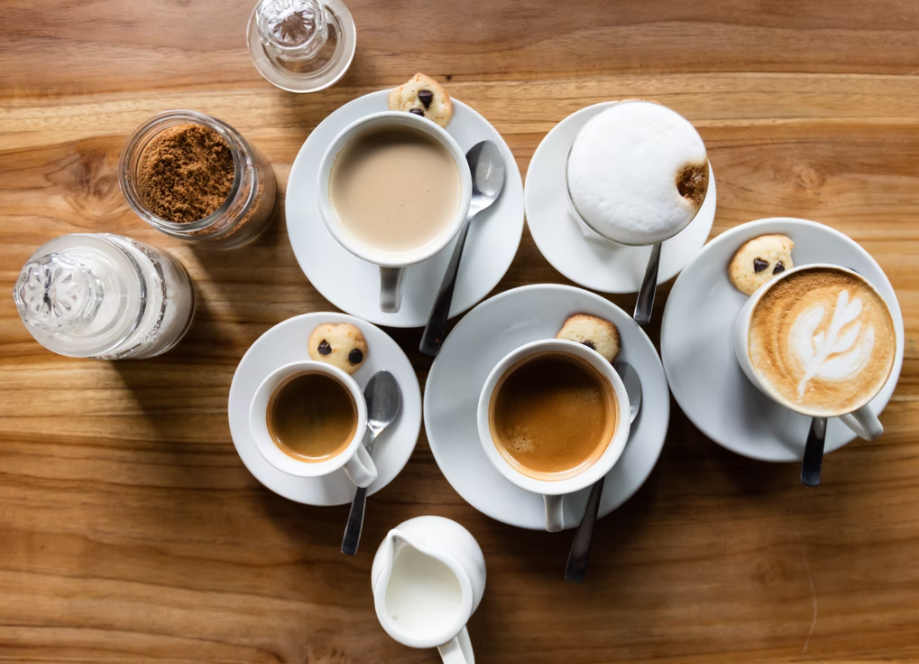 Kilka kaw stoi na drewnianym stole w filiżankach